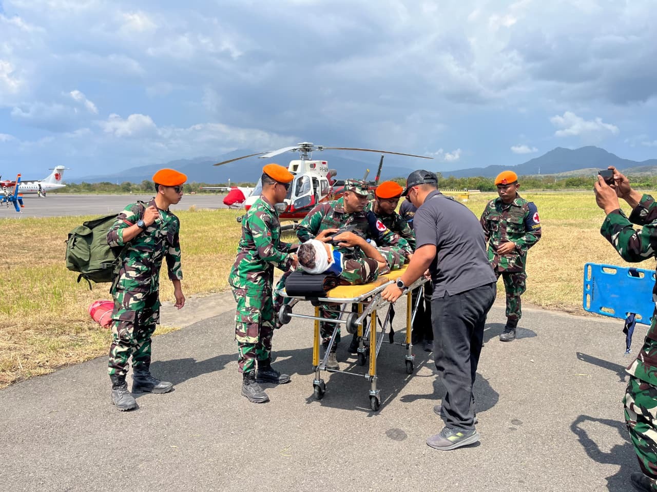 Foto pendukung Prajurit Divisi Hanud Pasgat Terus Bergerak Bantu Evakuasi dan Salurkan Bantuan bagi Warga Terdampak Gempa di NTT