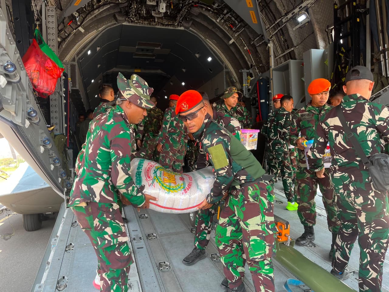 Prajurit Divisi Hanud Pasgat Terus Bergerak Bantu Evakuasi dan Salurkan Bantuan bagi Warga Terdampak Gempa di NTT