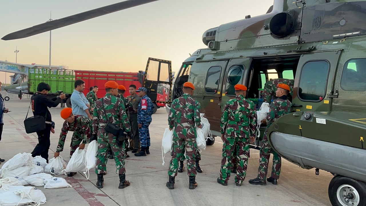 Foto pendukung Prajurit Divisi Hanud Pasgat Terus Bergerak Bantu Evakuasi dan Salurkan Bantuan bagi Warga Terdampak Gempa di NTT