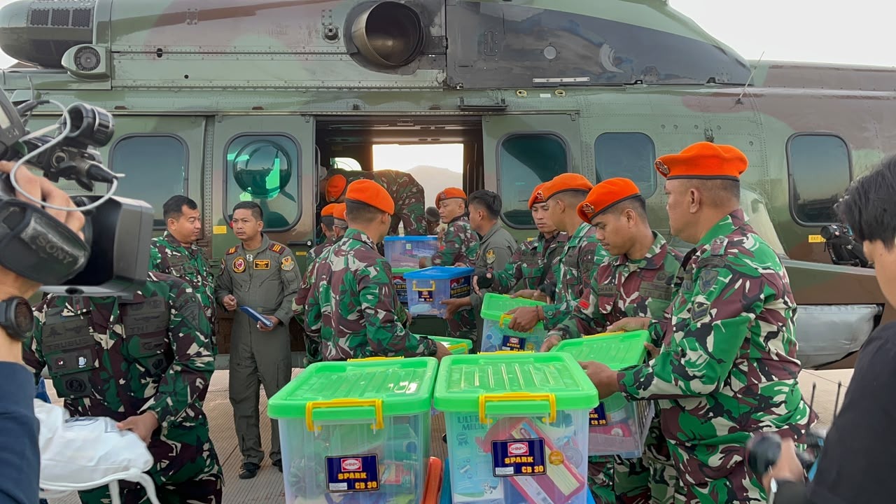 Foto pendukung Prajurit Divisi Hanud Pasgat Terus Bergerak Bantu Evakuasi dan Salurkan Bantuan bagi Warga Terdampak Gempa di NTT