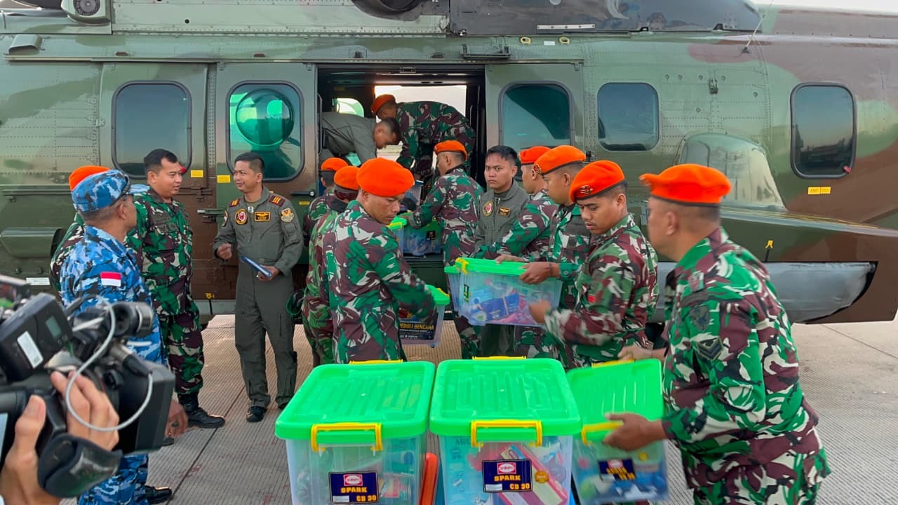 Foto pendukung Prajurit Divisi Hanud Pasgat Terus Bergerak Bantu Evakuasi dan Salurkan Bantuan bagi Warga Terdampak Gempa di NTT