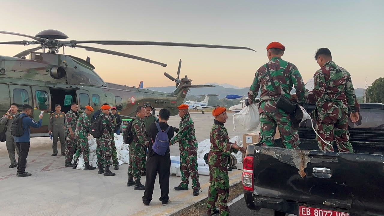 Foto pendukung Prajurit Divisi Hanud Pasgat Terus Bergerak Bantu Evakuasi dan Salurkan Bantuan bagi Warga Terdampak Gempa di NTT