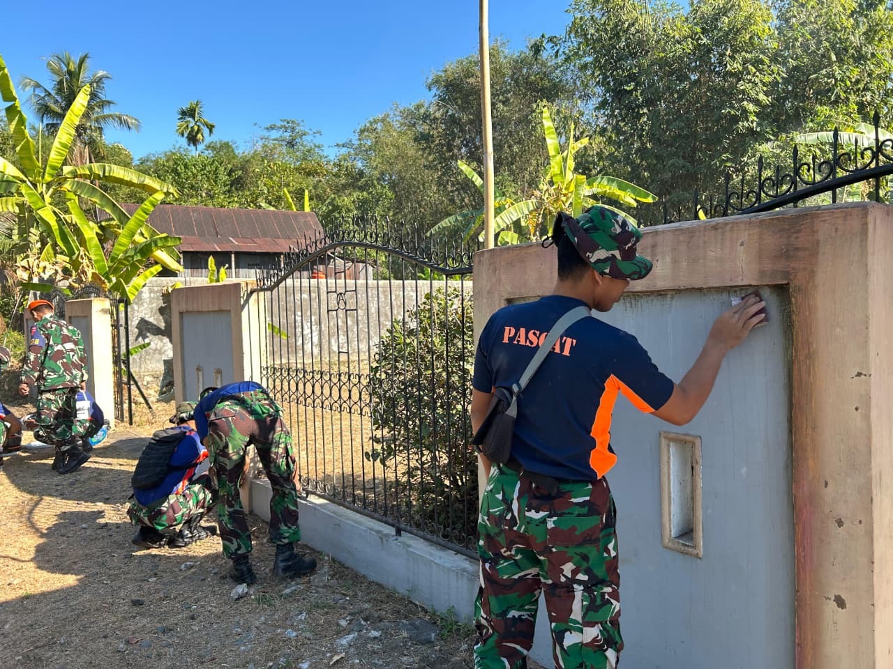 Foto pendukung Prajurit Divisi Hanud Pasgat Melaksanakan Giat Renovasi dan Karya Bakti di Gereja Pouk Maros dalam Rangka memperingati HUT Korpasgat ke-79 Tahun