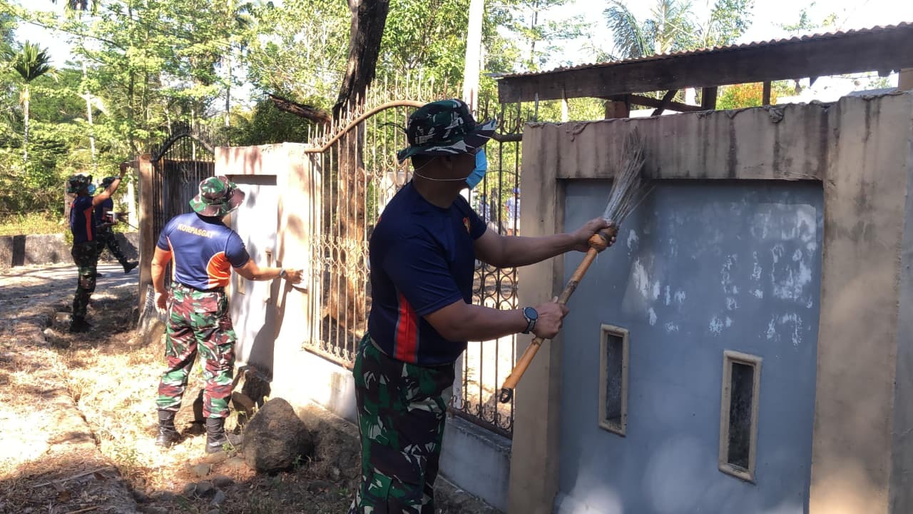 Foto pendukung Prajurit Divisi Hanud Pasgat Melaksanakan Giat Renovasi dan Karya Bakti di Gereja Pouk Maros dalam Rangka memperingati HUT Korpasgat ke-79 Tahun