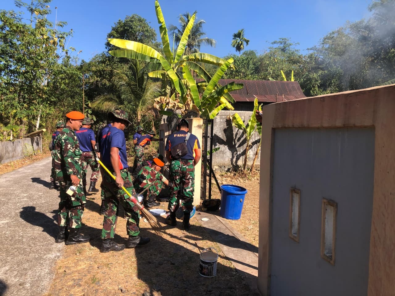 Foto pendukung Prajurit Divisi Hanud Pasgat Melaksanakan Giat Renovasi dan Karya Bakti di Gereja Pouk Maros dalam Rangka memperingati HUT Korpasgat ke-79 Tahun