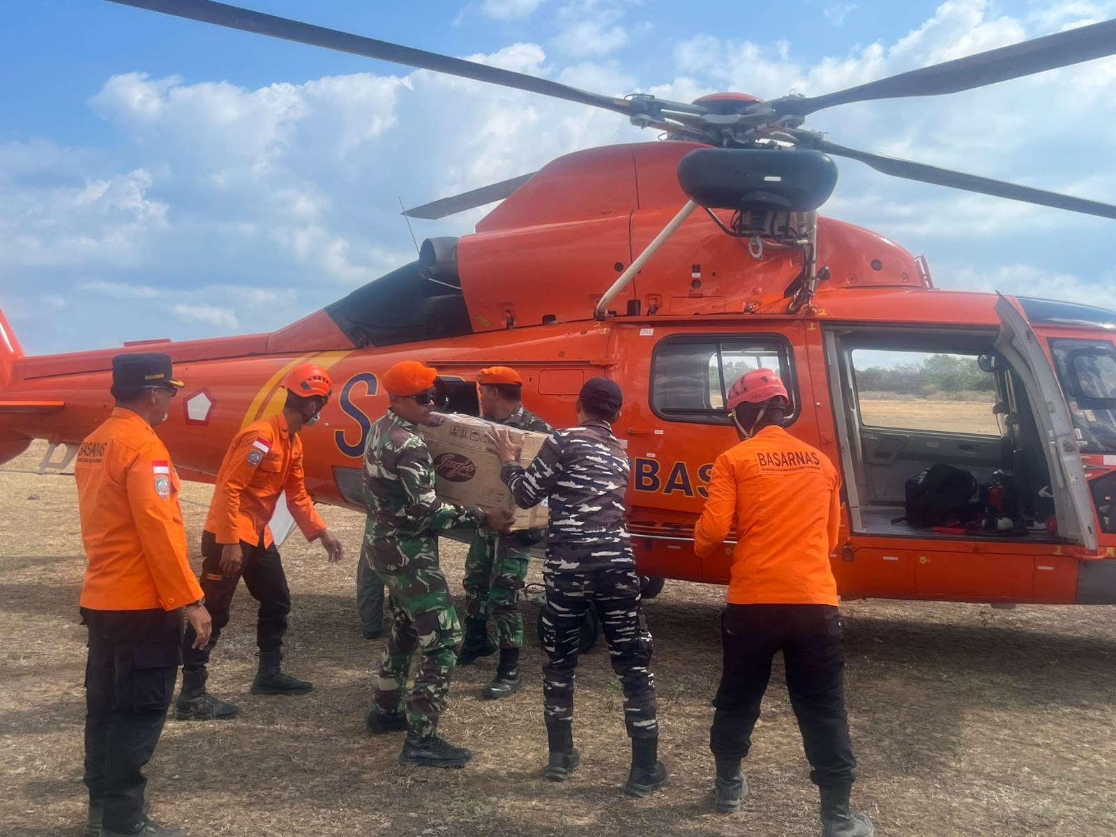 Foto pendukung Hari Ke-10, Prajurit Divisi Hanud Pasgat terus Salurkan Bansos dari Pos Labuan Bajo