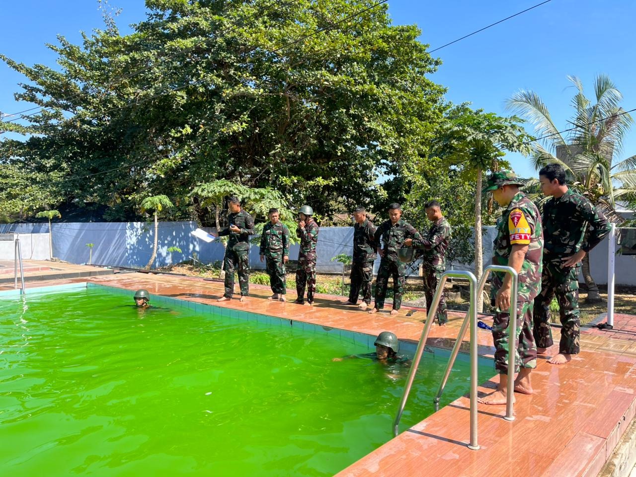 KEGIATAN RENANG MILITER