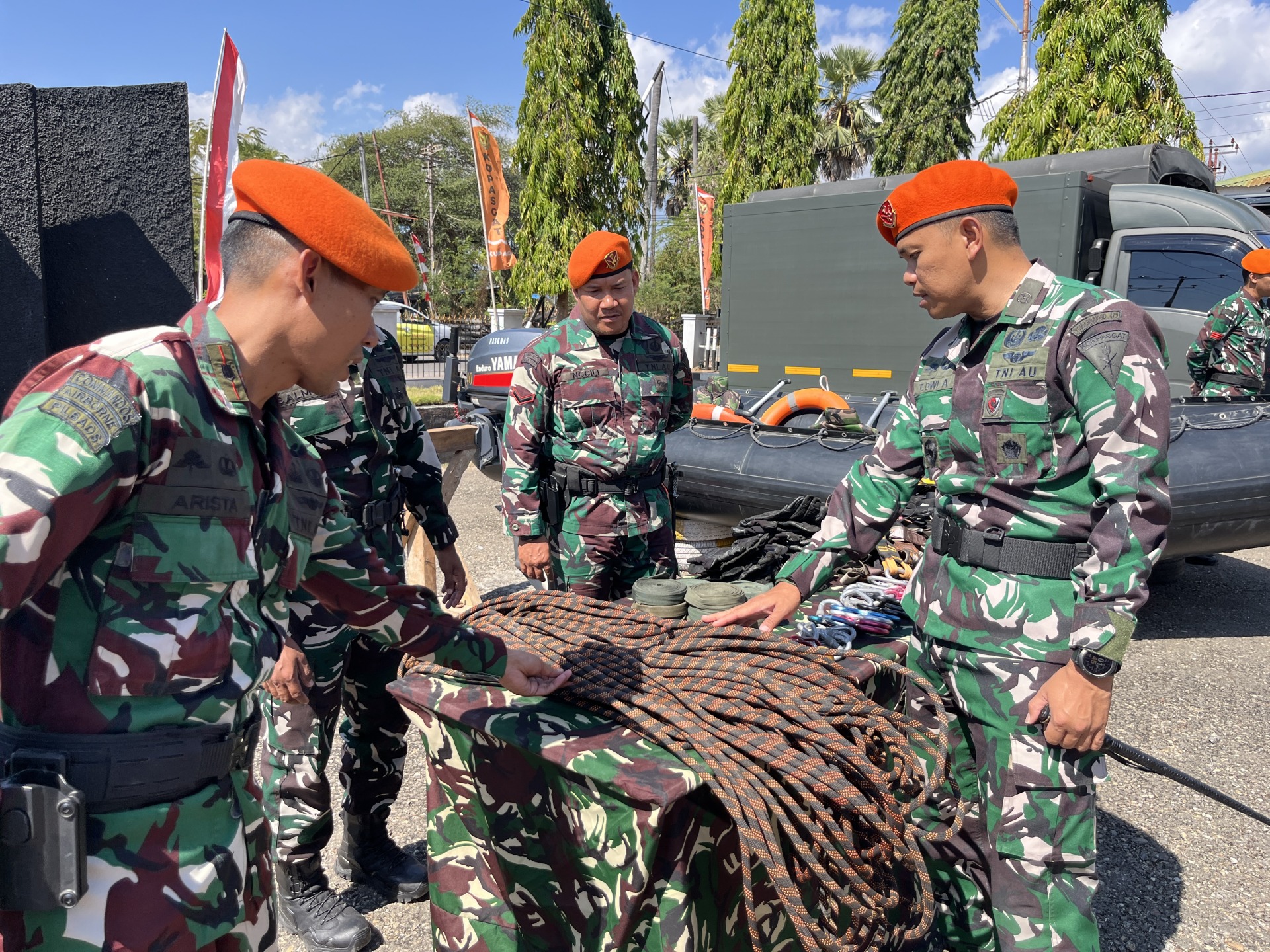 KOMANDAN BATALYON HANUD 32 PASGAT LAKSANAKAN PENGECEKAN PERSONEL DAN MATERIEL SEBELUM BERANGKAT KE TEMPAT BENCANA ALAM FLORES
